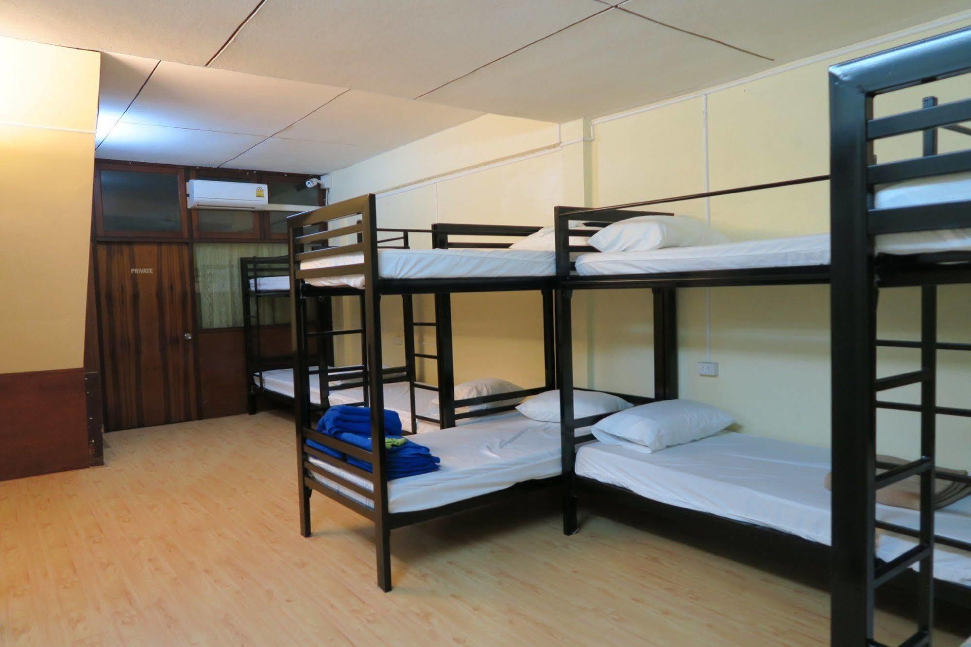 Red Lips Hostel *